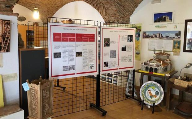 Imagen principal - La exposición 'Del Arca de las tres llaves a la nube' llega a la Oficina de Turismo de Arroyo de la Luz