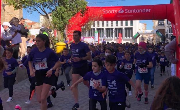 Imagen principal - Más de un millar de personas recorrieron las calles de Arroyo de la Luz durante la Carrera de la Mujer