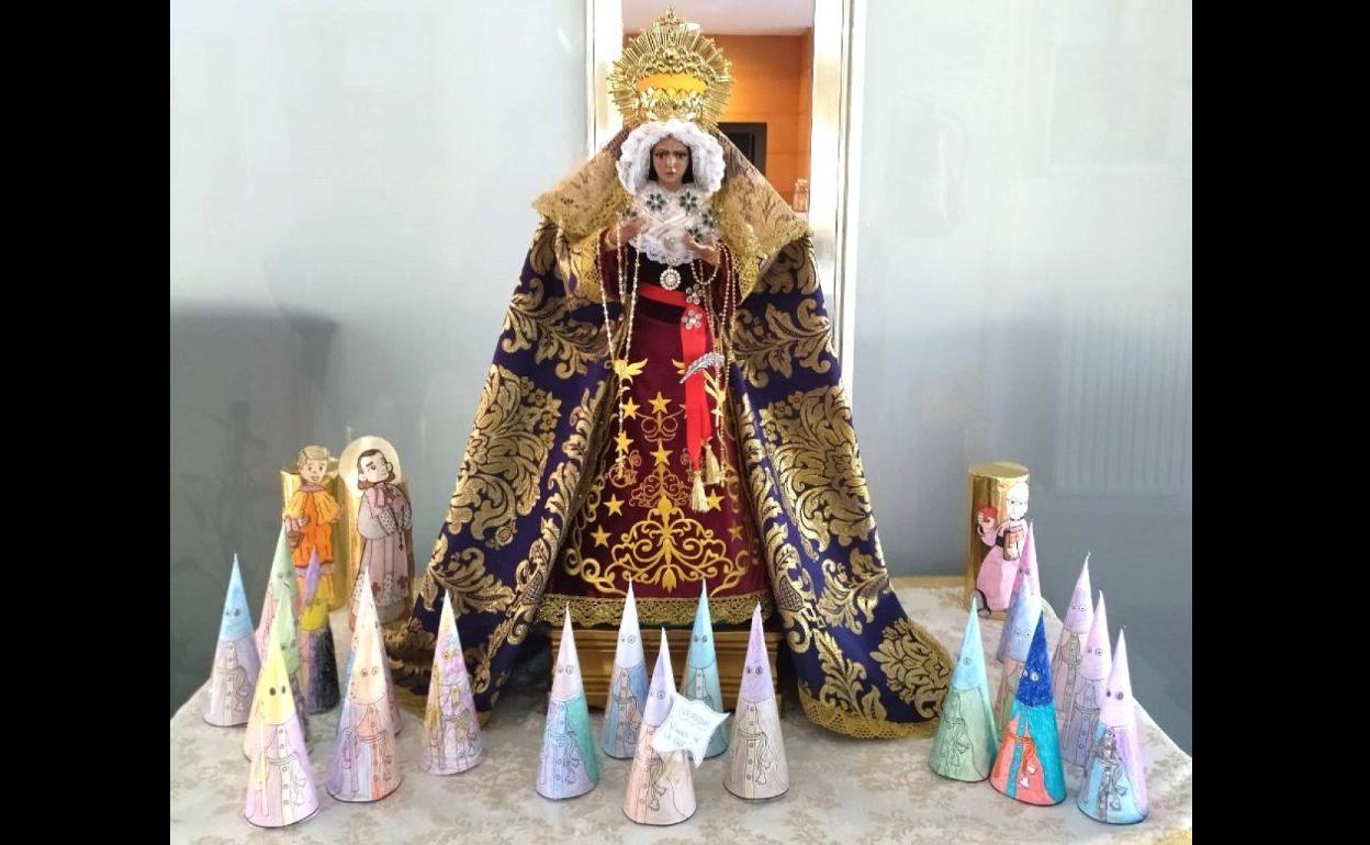 Los mayores de la residencia Virgen de la Luz elaboran un paso procesional