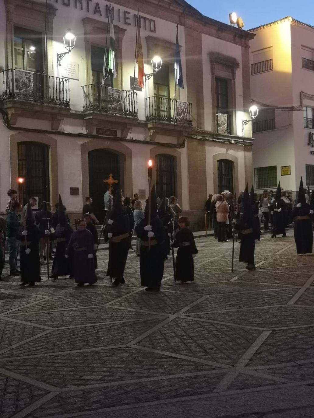Imagen secundaria 1 - Arroyo sale para la procesión del Jueves Santo