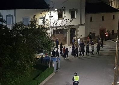 Imagen secundaria 1 - Los arroyanos acompañan las procesiones del Viernes Santo
