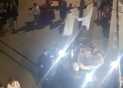 Imagen secundaria 1 - Los arroyanos acompañan las procesiones del Viernes Santo