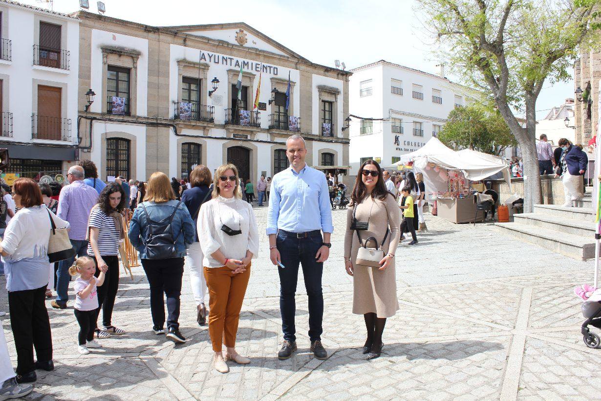 Imagen secundaria 1 - La XII Feria de Artesanía reunió un gran número de puestos y visitantes