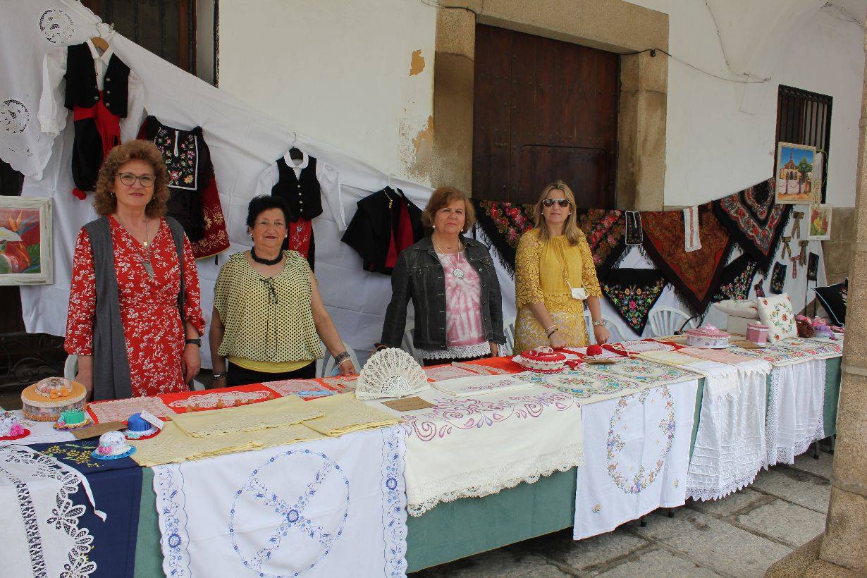 Imagen principal - La XII Feria de Artesanía reunió un gran número de puestos y visitantes