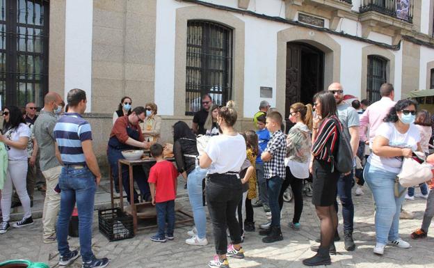 Imagen principal - La XII Feria de Artesanía reunió un gran número de puestos y visitantes