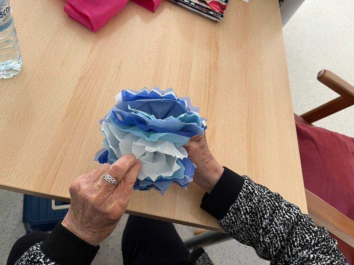 Imagen secundaria 2 - Los mayores y pequeños de la localidad preparan la llegada de la Patrona