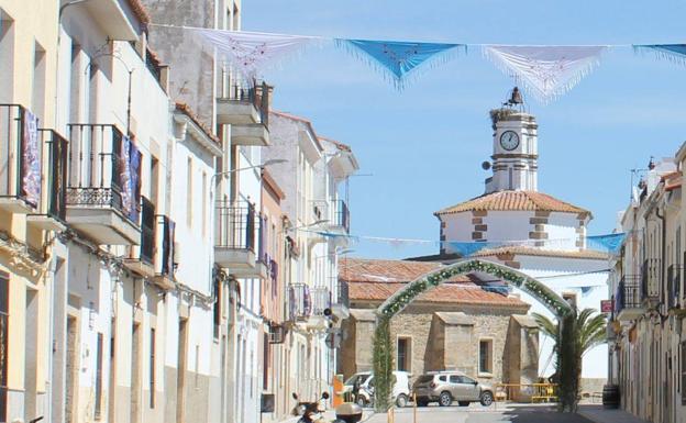 Imagen principal - Los arroyanos arropan a su patrona durante la bajada