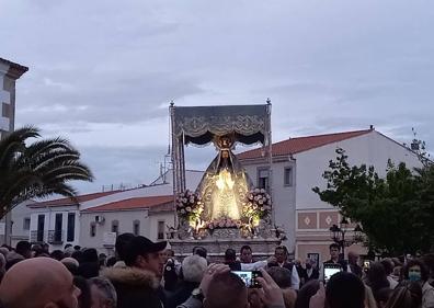 Imagen secundaria 1 - Comienza la procesión desde la plaza de San Sebastián.