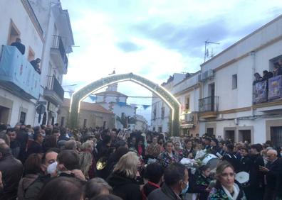 Imagen secundaria 1 - Los arroyanos arropan a su patrona durante la bajada