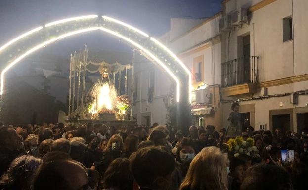 Imagen principal - Los arroyanos arropan a su patrona durante la bajada