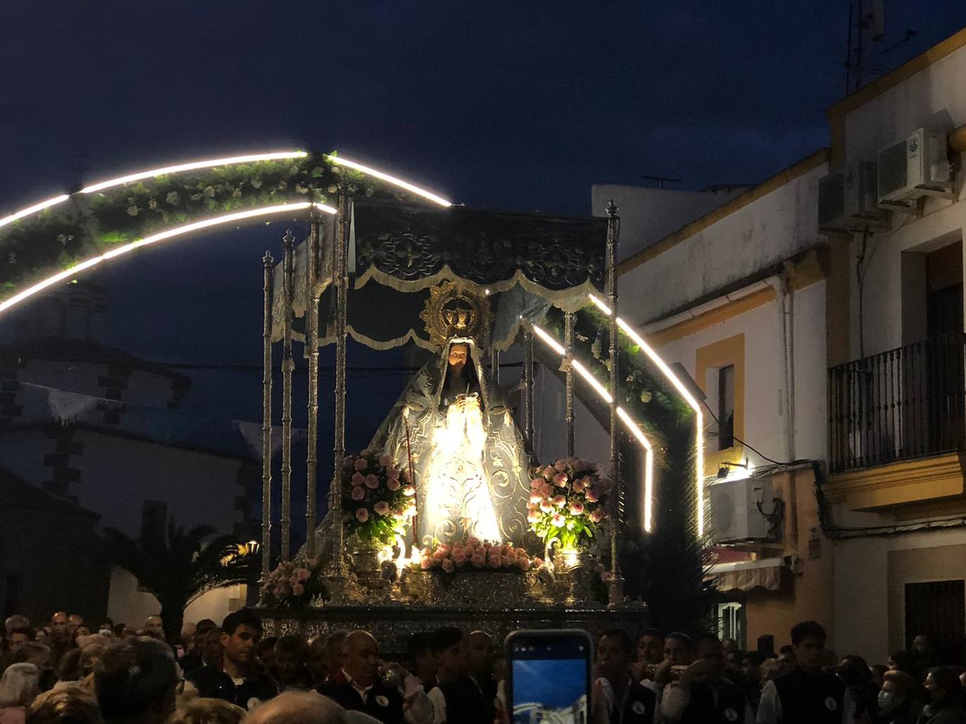 La Virgen de la Luz atravesando el arco de flores. 