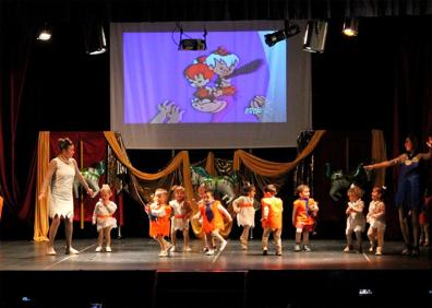 Imagen secundaria 1 - La Gala Solidaria 'Musical de cuento' recauda 805,80 euros para Ucrania