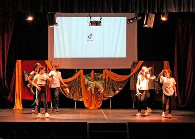 Imagen secundaria 1 - La Gala Solidaria 'Musical de cuento' recauda 805,80 euros para Ucrania