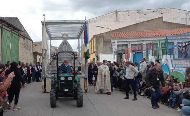 Imagen principal - Arroyo llenó La Corredera para despedir a la Virgen
