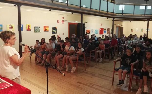 Imagen principal - Sonia Rubio dirigiéndose a sus alumnos y al público asistente.