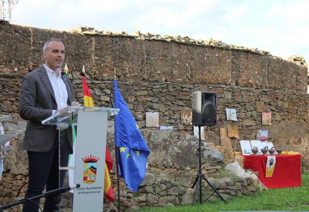 Carlos Caro, alcalde de Arroyo de la Luz, en su intervención.