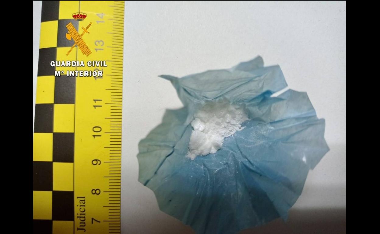 Sorprendido «in fraganti» en Arroyo de la Luz cuando realizaba un pase de cocaína