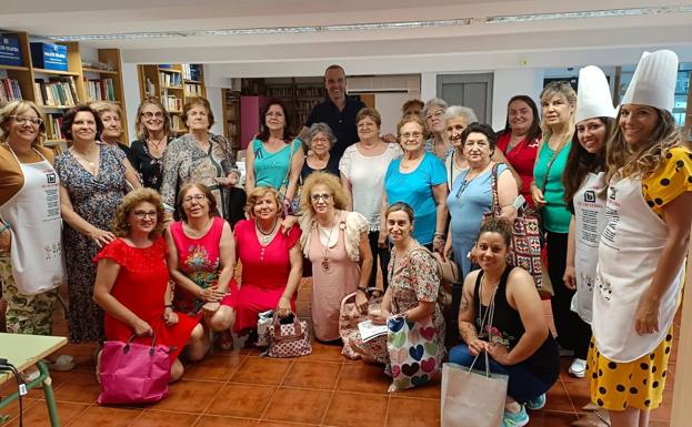 Imagen principal - La biblioteca arroyana celebra el Día de Portugal