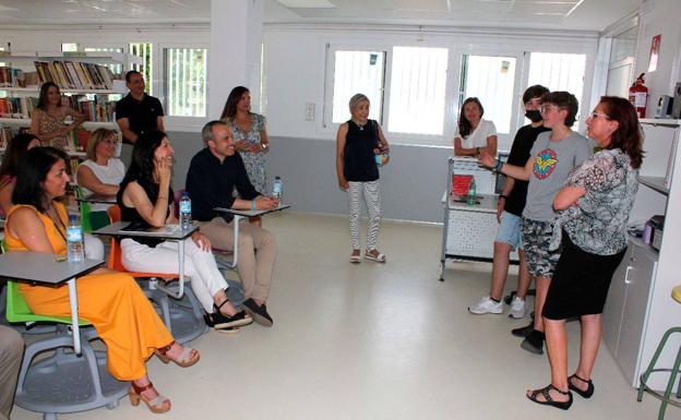 Imagen principal - La Consejera de Educación, Esther Gutiérrez, visita las obras realizadas en el IES Luis de Morales