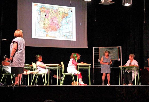 Foto de familia de los premiados junto a las autoridades. 