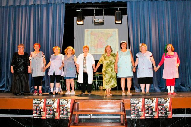 Foto de familia de los premiados junto a las autoridades. 