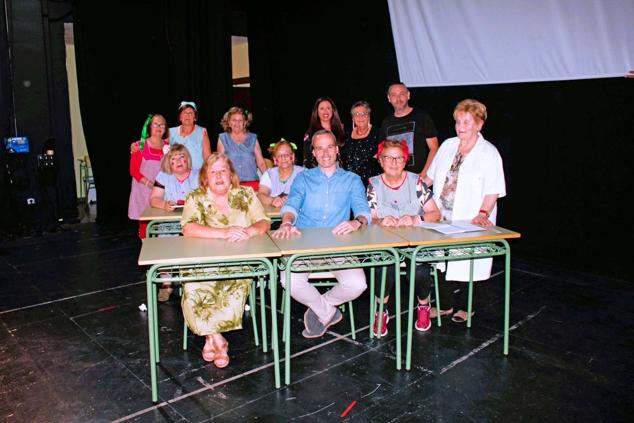 Foto de familia de los premiados junto a las autoridades. 