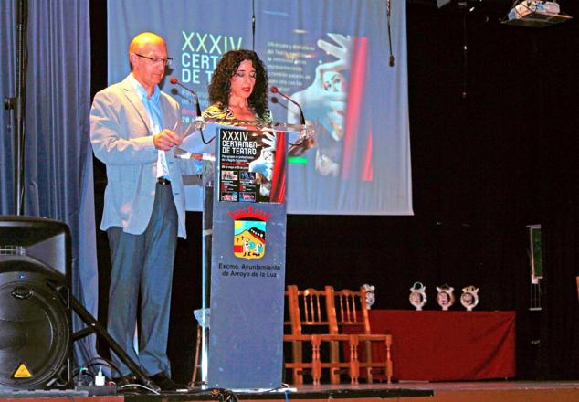 Foto de familia de los premiados junto a las autoridades. 