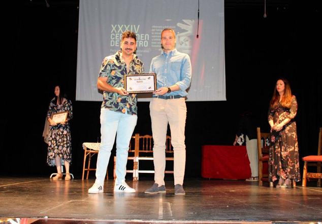 Foto de familia de los premiados junto a las autoridades. 