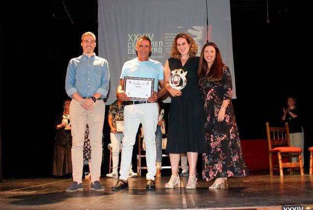 Foto de familia de los premiados junto a las autoridades. 