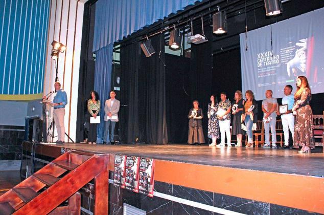 Foto de familia de los premiados junto a las autoridades. 