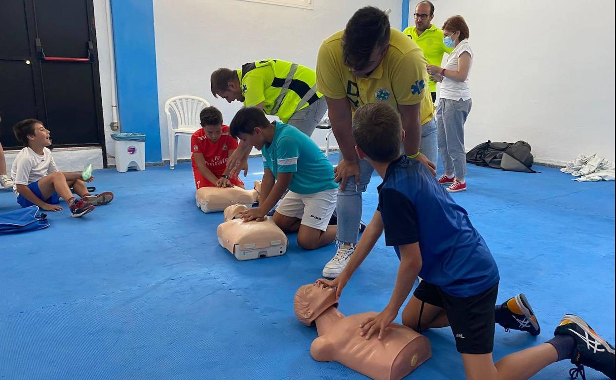 Los niños asistentes al campus aprenden RCP con los técnicos de DYA Extremadura. 