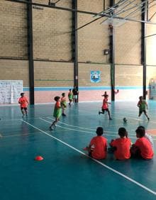 Imagen secundaria 2 - Finaliza la primera quincena del Campus de Verano AD Arroyo Fútbol Sala