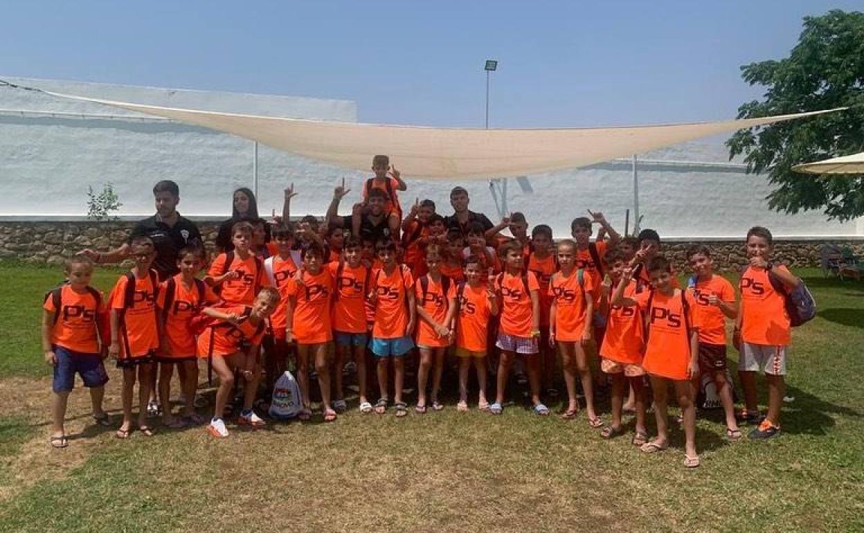 Los niños y sus monitores disfrutando de la piscina en el último día del campus. 