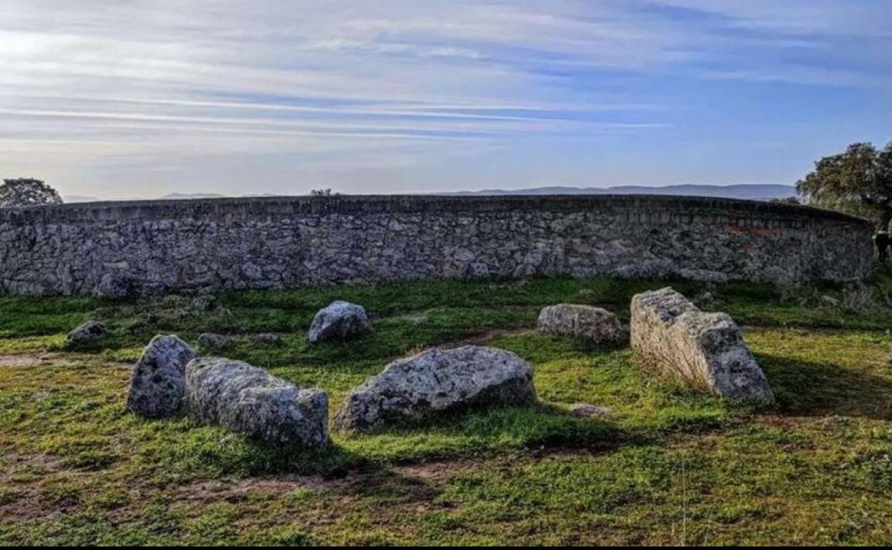 Un dolmen escondido en el corazón de la dehesa arroyana