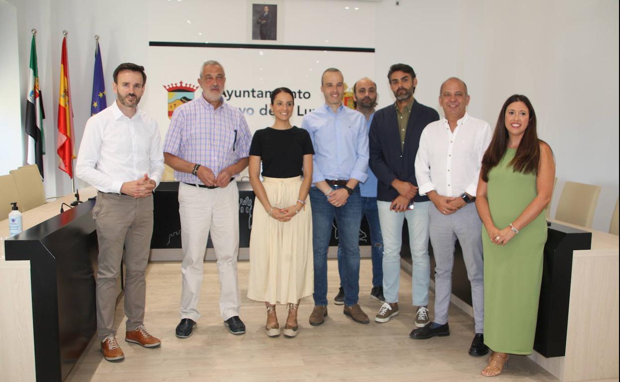 El campo de fútbol de Arroyo de la Luz estrena césped artificial y continúa con las obras de accesibilidad en sus instalaciones