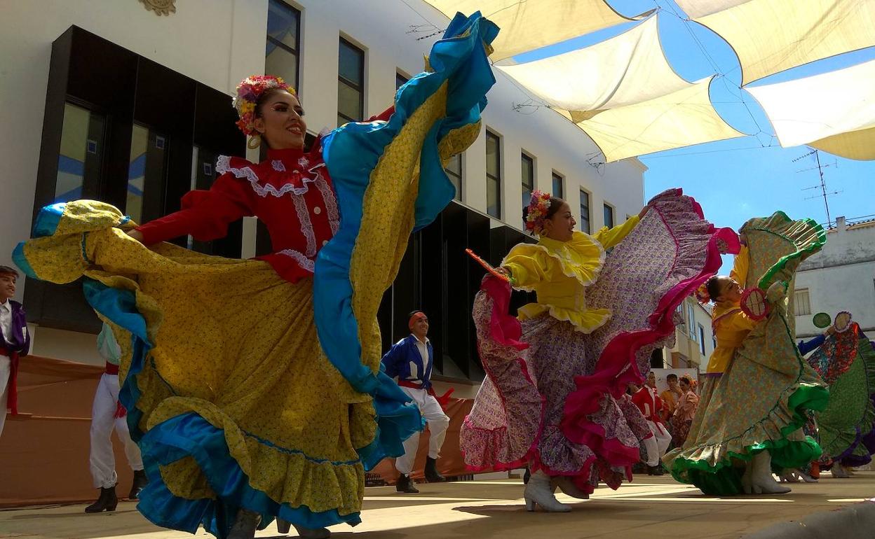 Imagen de archivo. Festival de los PUeblos del Mundo de 2019 en Arroyo de la Luz. 