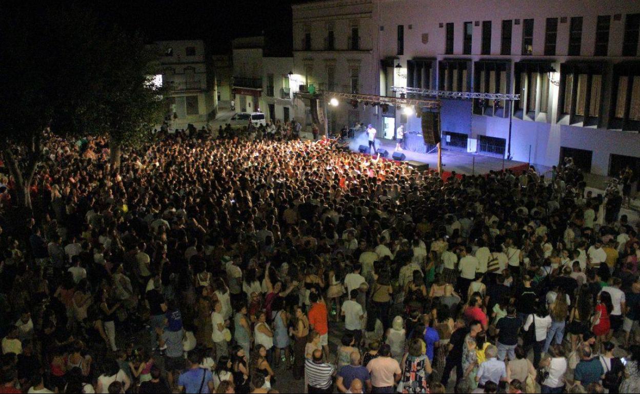 Más de 2.000 personas se congregaron para disfrutar de La Noche Joven