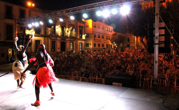 Imagen principal - Ballet Kassoumaye y El Harriero pusieron ritmo a la Plaza de la Constitución