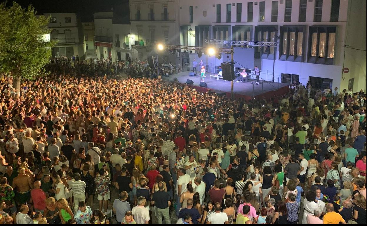 Más de 3.000 personas acudieron a la Noche Hawaiana arroyana
