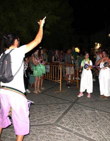 Imagen secundaria 2 - Más de 3.000 personas acudieron a la Noche Hawaiana arroyana