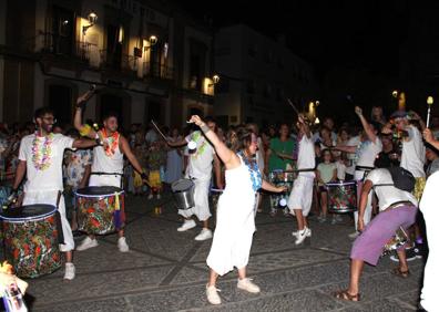 Imagen secundaria 1 - Más de 3.000 personas acudieron a la Noche Hawaiana arroyana