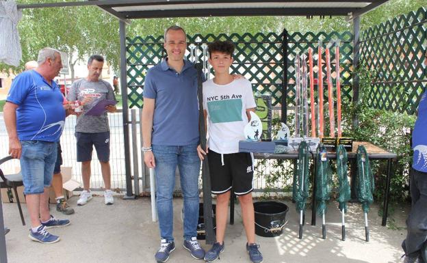 Imagen principal - Arrib, entrega del primer premio. Debajo, a la izquierda entrega del segundo premio y a la derecha entrega del tercer premio. 