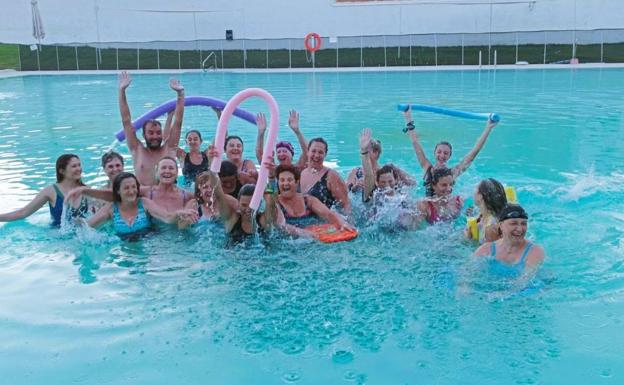 Imagen principal - Uno de los grupos de natación de adultos. 