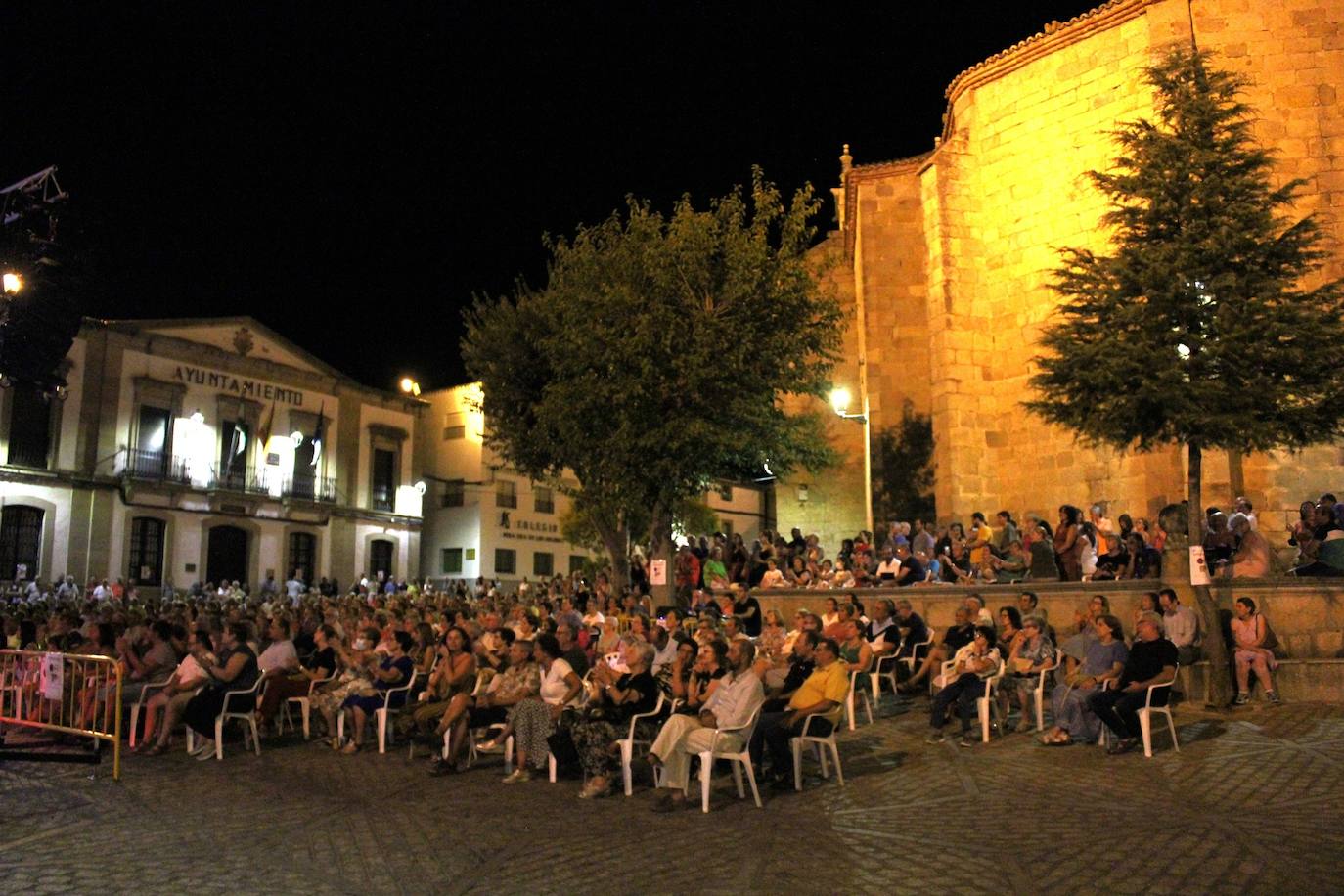 Imagen principal - Luis Pastor emociona al público arroyano