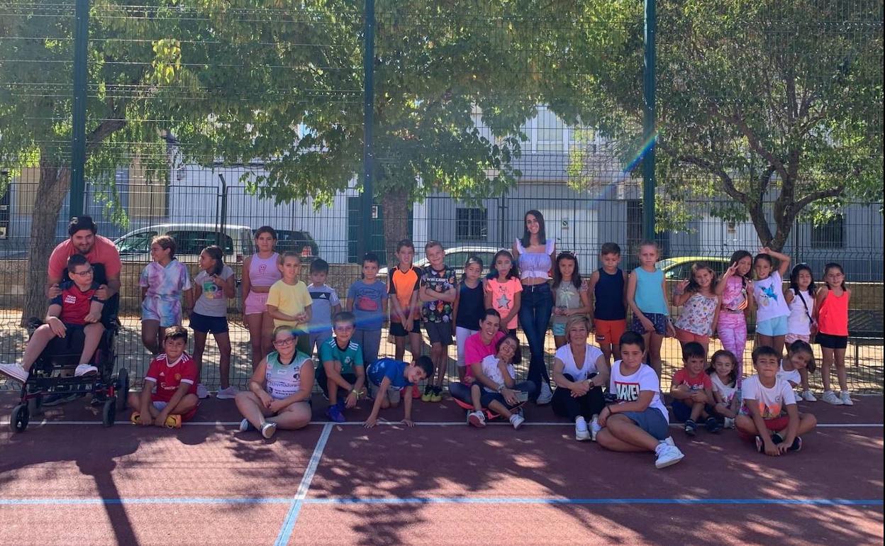 Los pequeños con sus monitores el último día de campamento. 