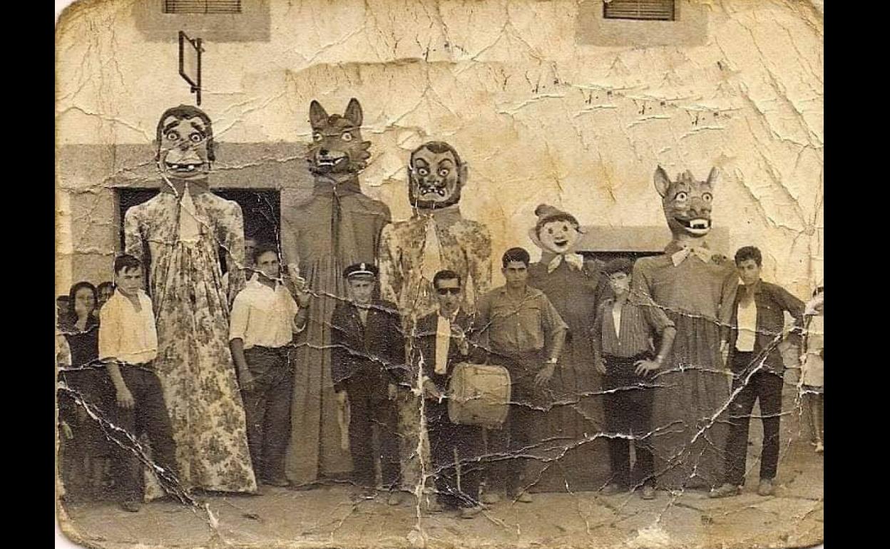 Primeros cabezudos. Imagen de archivo. 