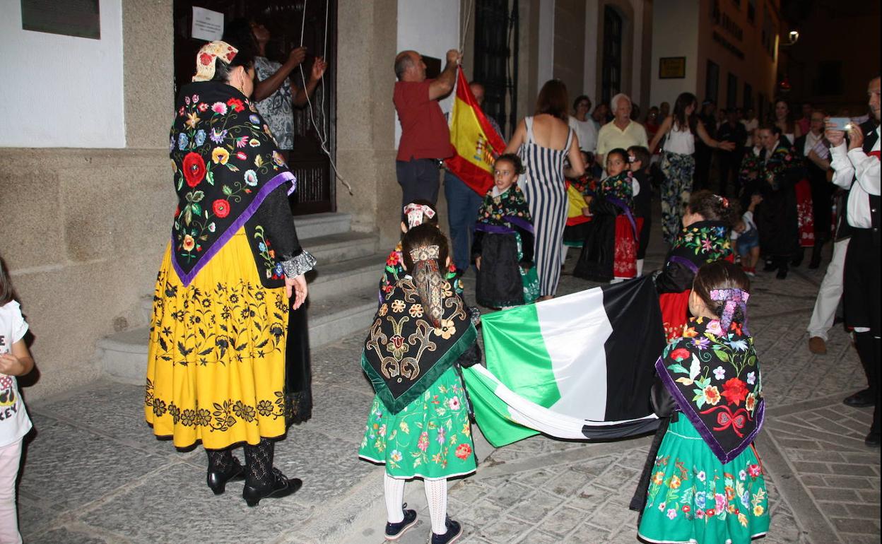 Imagen de archivo del homenaje a la bandera de 2019 en la Plaza de la Constitución. 