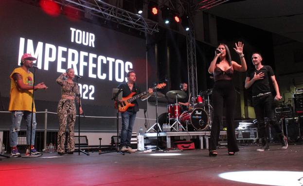 Imagen principal - Más de 4.000 personas disfrutaron del concierto de Maki y María Artés