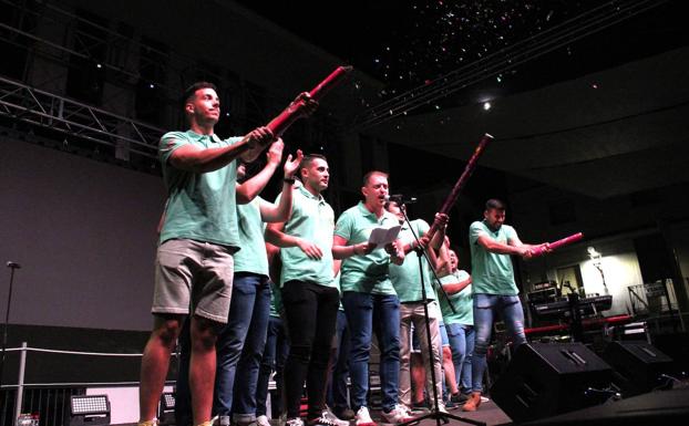 Imagen principal - La Peña los Vilipendios dio el pregón de bienvenida ante una plaza llena