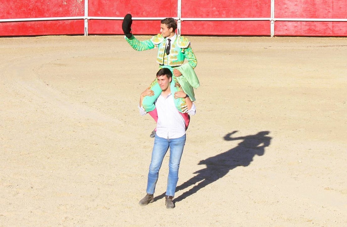 Novillada. Fernando Tato a hombros.